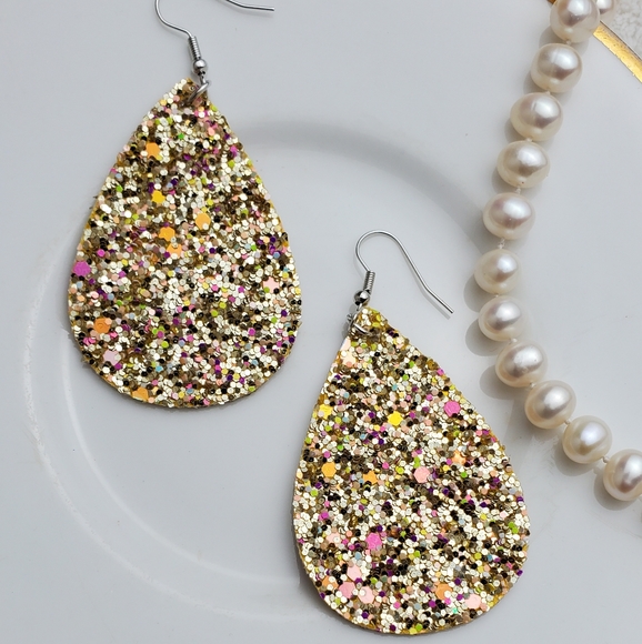 🌟5/$25 Gold Mermaid Teardrop Earrings. - Picture 2 of 3